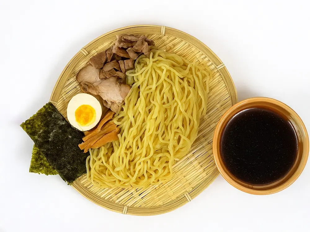 ざるに盛られたつけ麺とトッピング（チャーシュー、味玉、メンマ、のり）と、別添えの濃いめのつけ汁